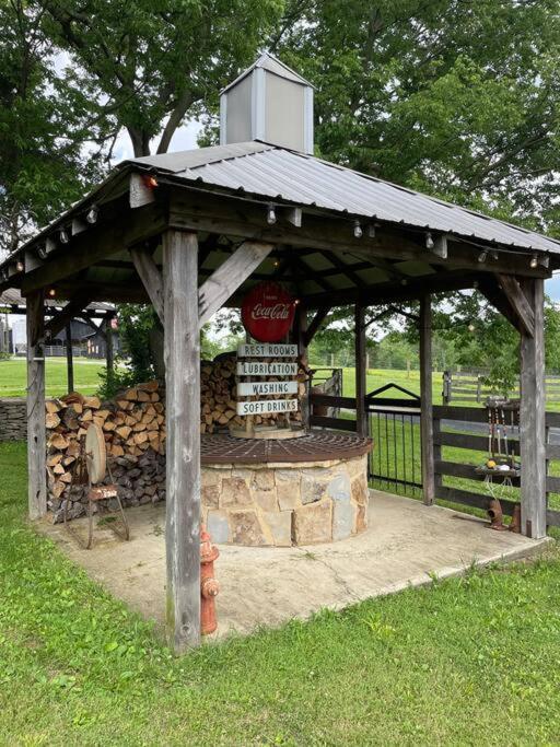 Bourbon Trail Cabin On The Farm 劳伦斯堡 外观 照片