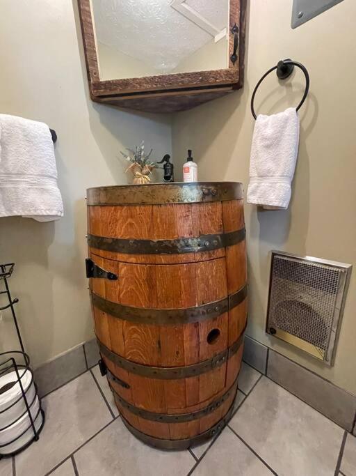 Bourbon Trail Cabin On The Farm 劳伦斯堡 外观 照片