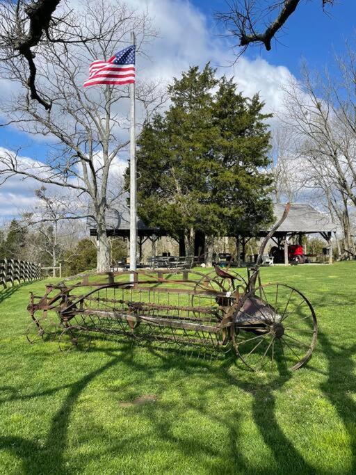 Bourbon Trail Cabin On The Farm 劳伦斯堡 外观 照片