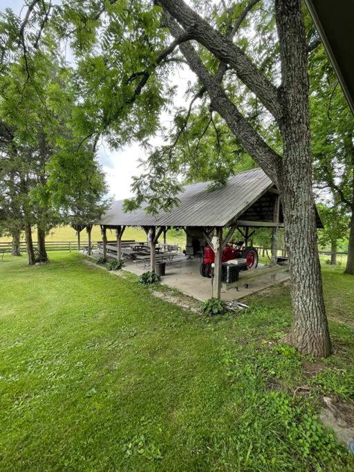 Bourbon Trail Cabin On The Farm 劳伦斯堡 外观 照片