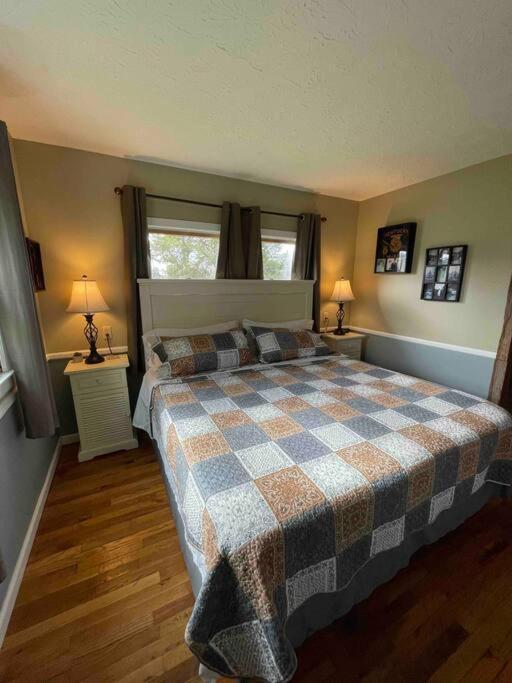 Bourbon Trail Cabin On The Farm 劳伦斯堡 外观 照片