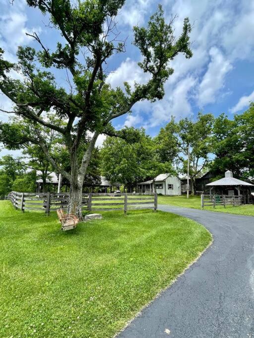 Bourbon Trail Cabin On The Farm 劳伦斯堡 外观 照片