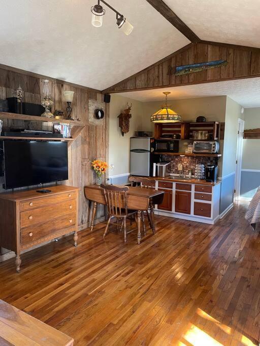Bourbon Trail Cabin On The Farm 劳伦斯堡 外观 照片