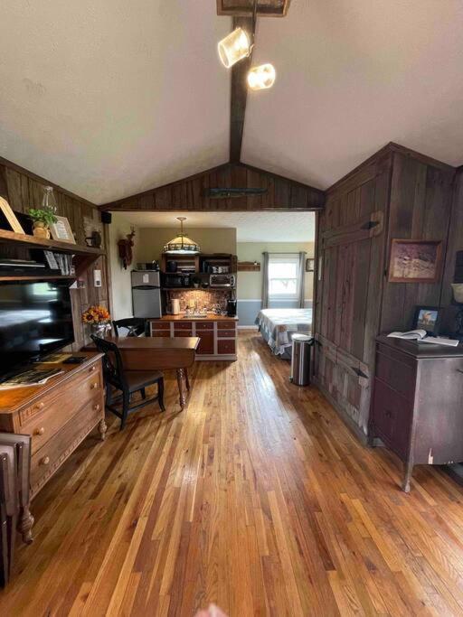 Bourbon Trail Cabin On The Farm 劳伦斯堡 外观 照片